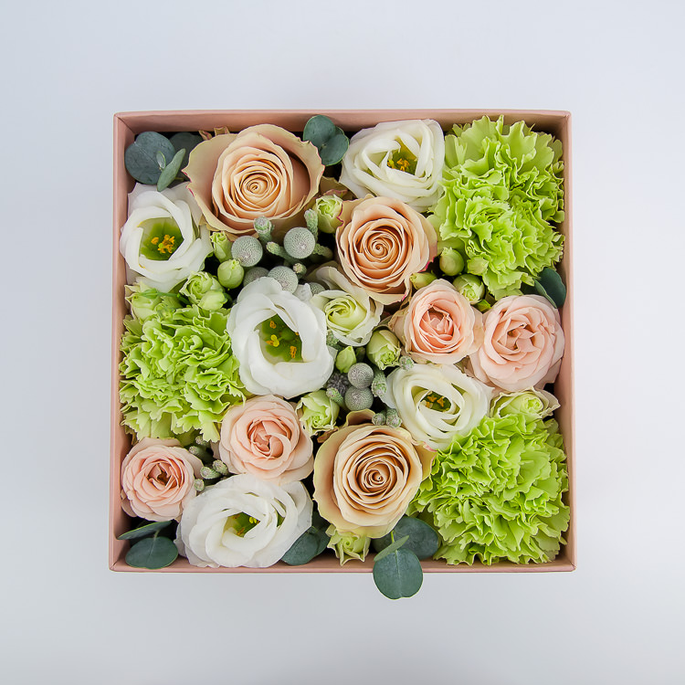 Square flower box flower delivery service in Vilnius Beatričės Gėlių Namai