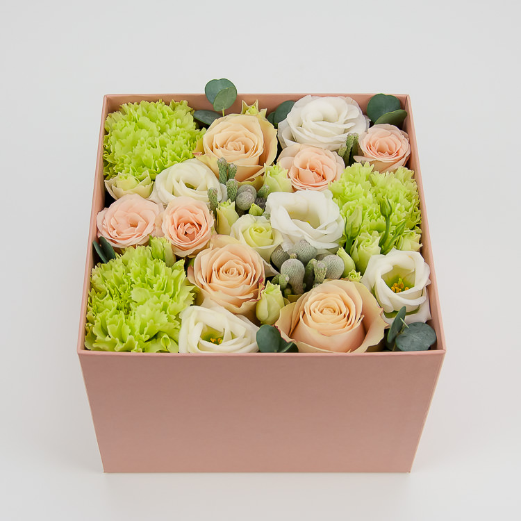 Square flower box flower delivery service in Vilnius Beatričės Gėlių Namai