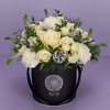 White winter bouquet in a flower box, flower delivery in Vilnius Beatričės Gėlių Namai