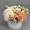 White flower box with white peonies, flower delivery in Vilnius Beatričės Gėlių Namai